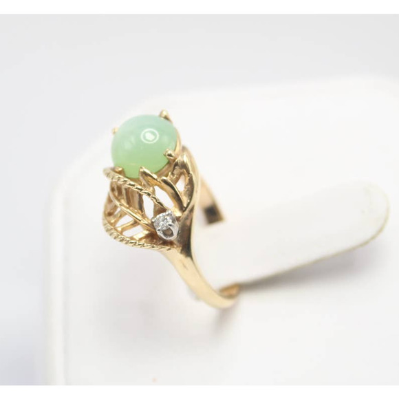 14K Yellow Gold Women'sRing With Star Saphire and Chip Size 6.5